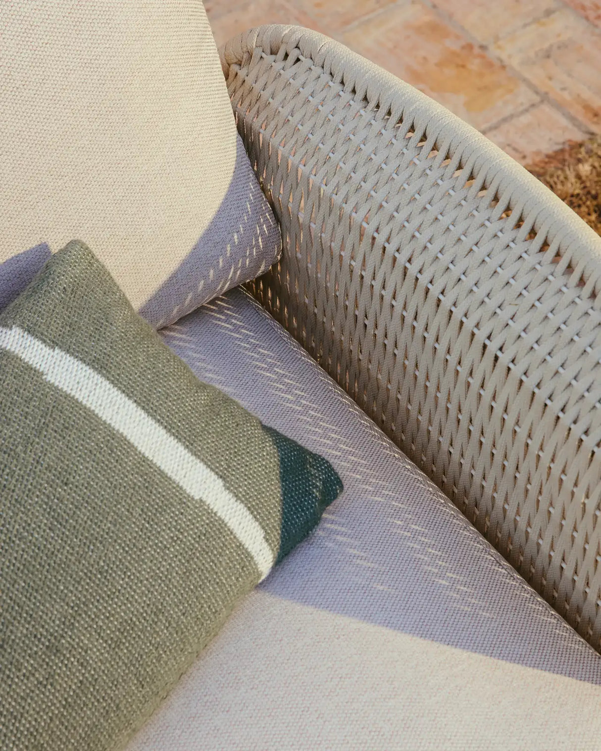 2-Sitzer-Sofa Alipa aus massivem Akazienholz und ecrufarbenem Seil, 165 cm von Kave Home – Bild 3