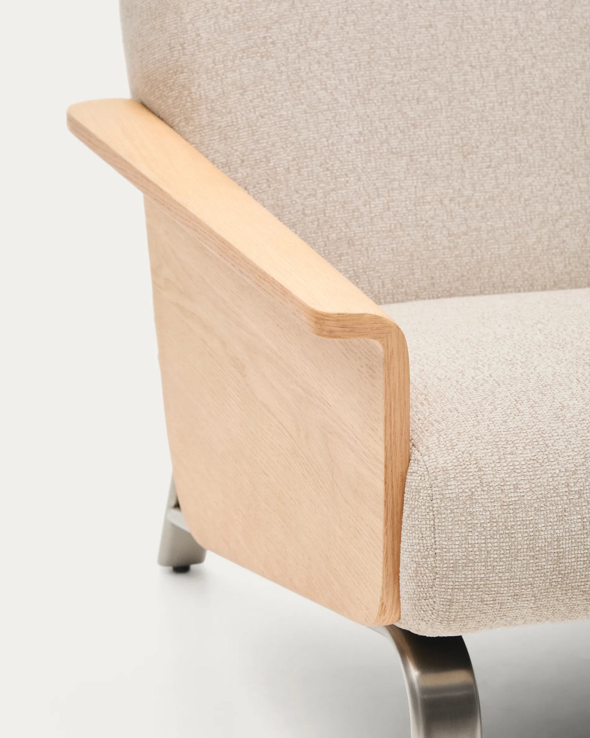 2-Sitzer-Sofa Amsen in Beige aus Eichensperrholz mit Beinen aus em gebürsteten Edelstahl 150 cm FSC 100 % von Kave Home – Produktbild 10