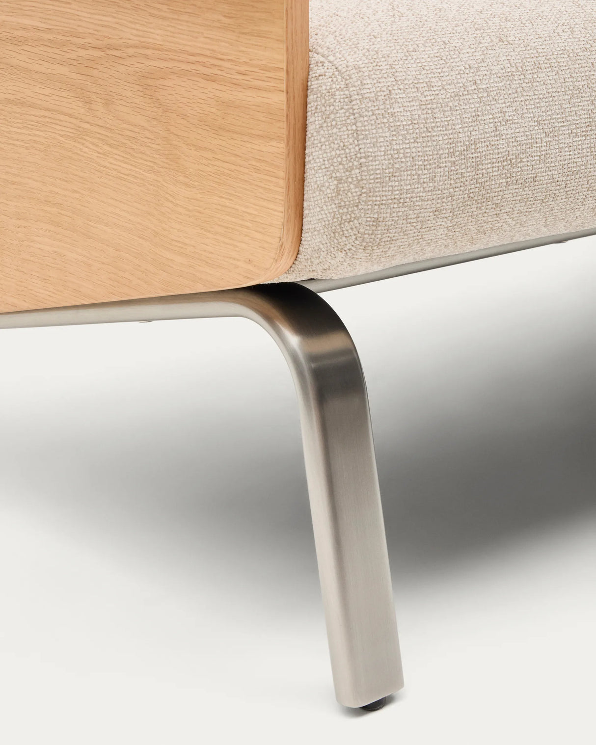 2-Sitzer-Sofa Amsen in Beige aus Eichensperrholz mit Beinen aus em gebürsteten Edelstahl 150 cm FSC 100 % von Kave Home – Produktbild 11