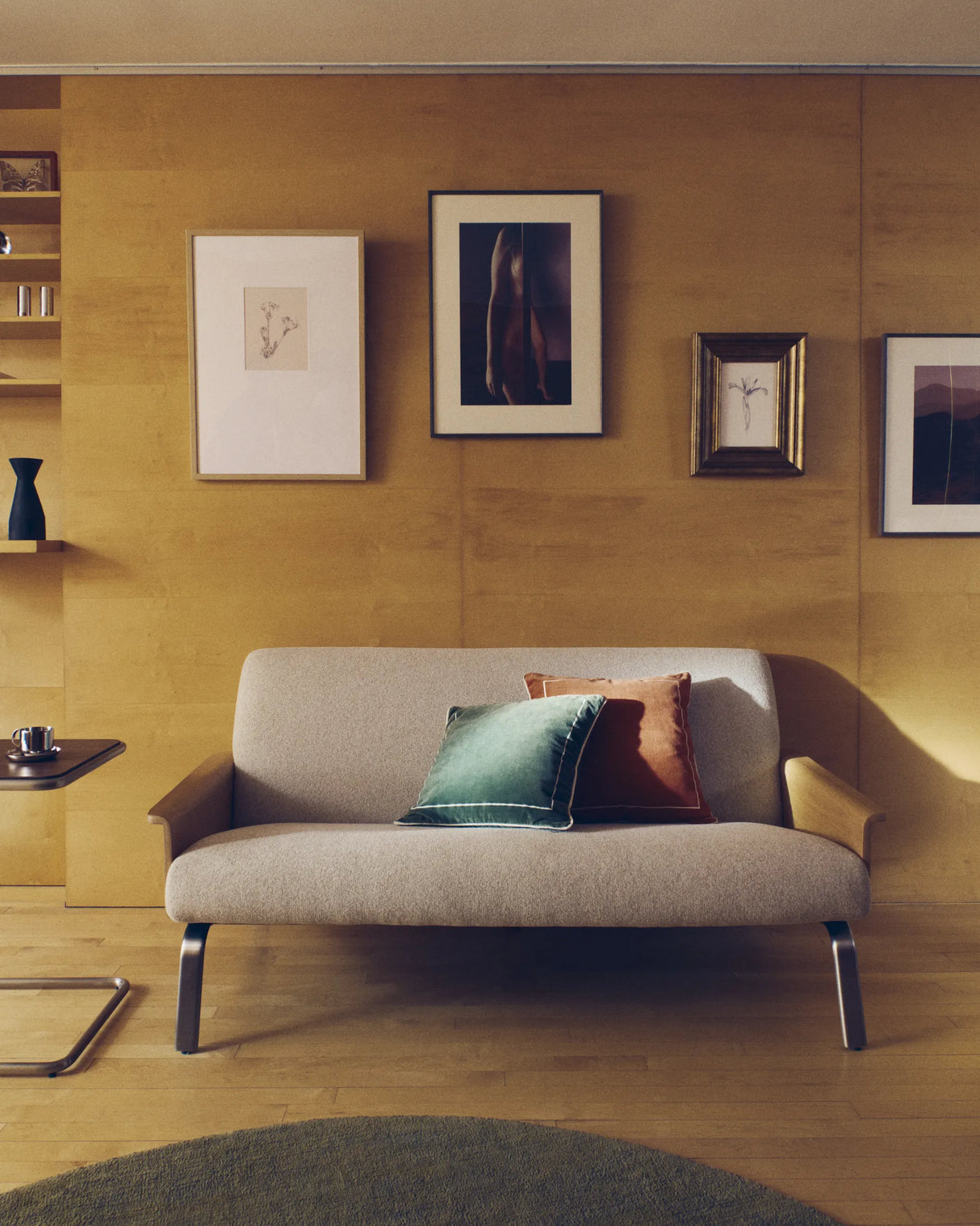 2-Sitzer-Sofa Amsen in Beige aus Eichensperrholz mit Beinen aus em gebürsteten Edelstahl 150 cm FSC 100 % von Kave Home – Produktbild 2