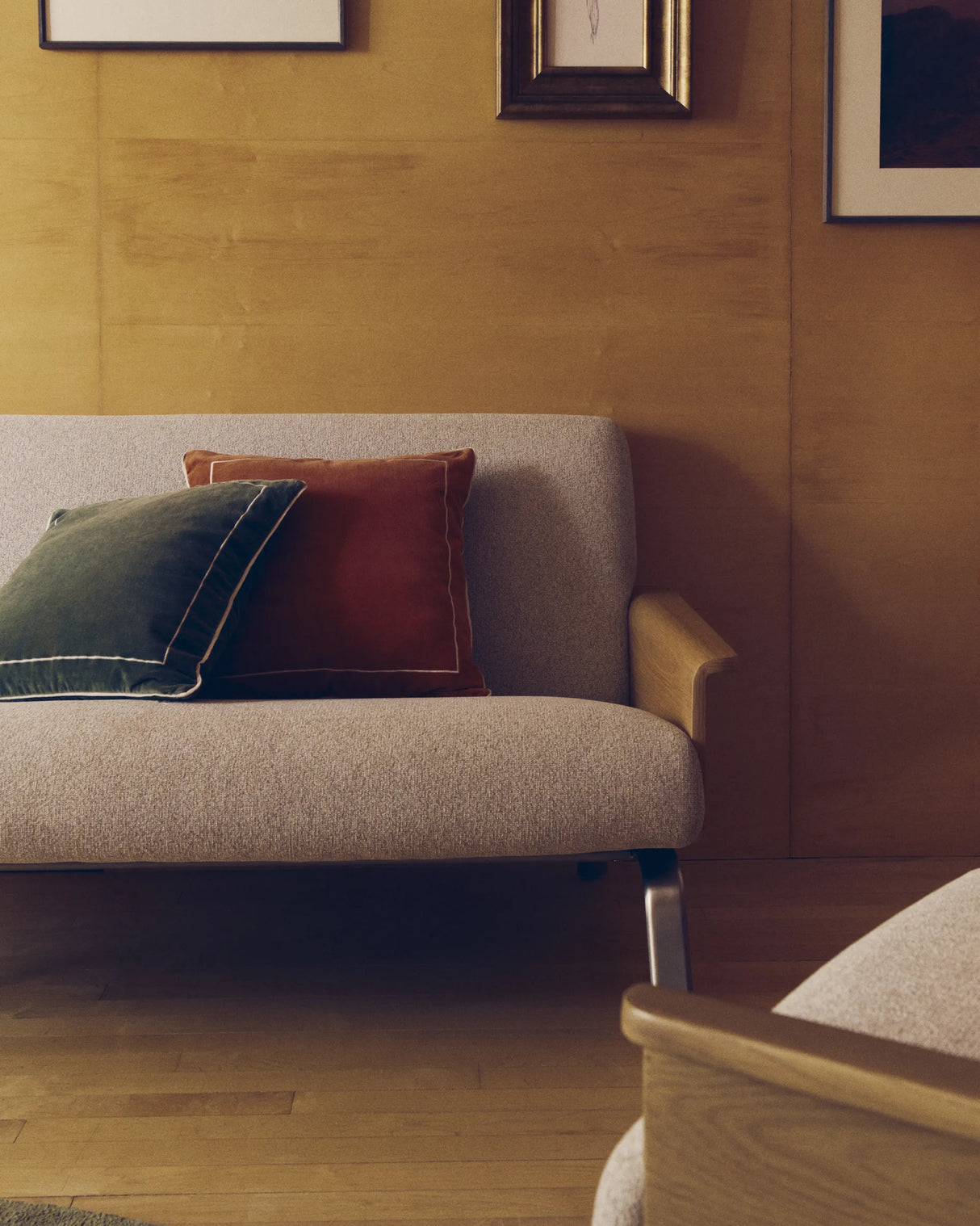 2-Sitzer-Sofa Amsen in Beige aus Eichensperrholz mit Beinen aus em gebürsteten Edelstahl 150 cm FSC 100 % von Kave Home – Produktbild 3