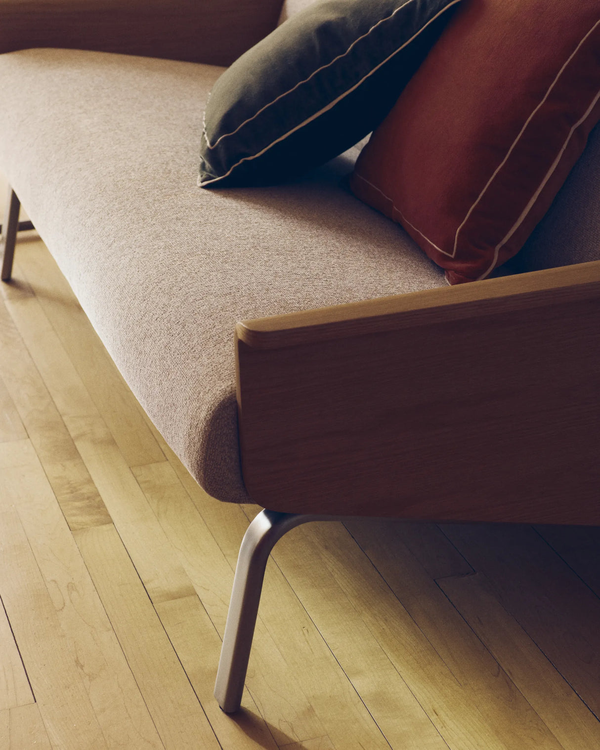 2-Sitzer-Sofa Amsen in Beige aus Eichensperrholz mit Beinen aus em gebürsteten Edelstahl 150 cm FSC 100 % von Kave Home – Produktbild 4