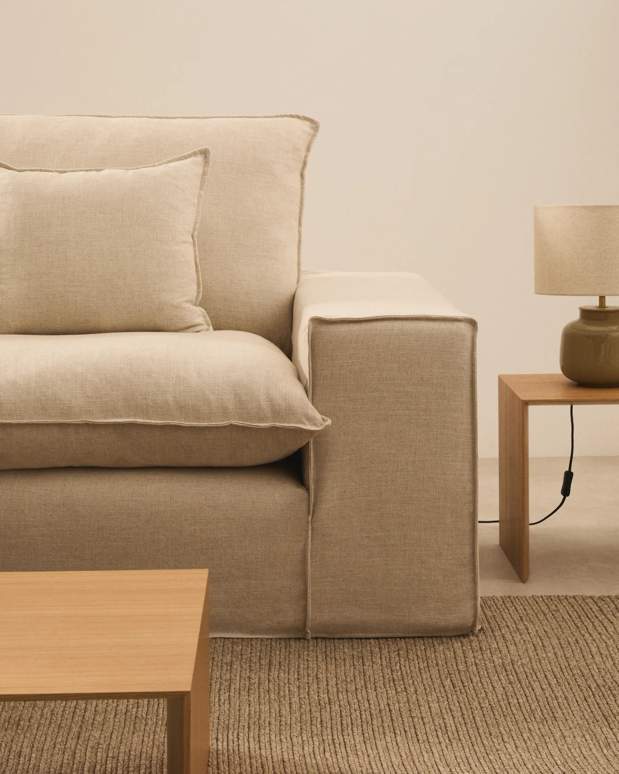 2-Sitzer Sofa Anarela mit abnehmbarem Bezug und beigen Leinenkissen 240 cm von Kave Home – Produktbild 3