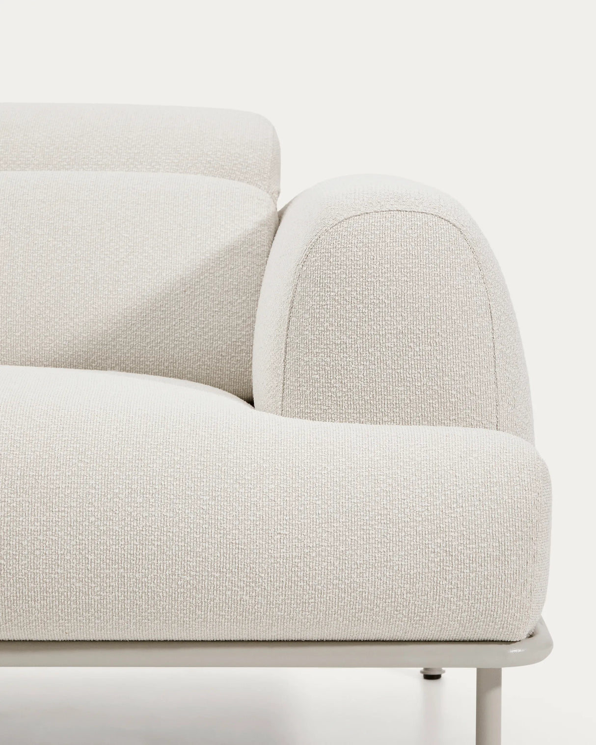 2-Sitzer-Sofa Aurum aus ecrufarbener Chenille mit verstellbarem Kopfteil und mattbeiger Metallbasis 210 cm FSC Mix Credit von Kave Home – Produktbild 15