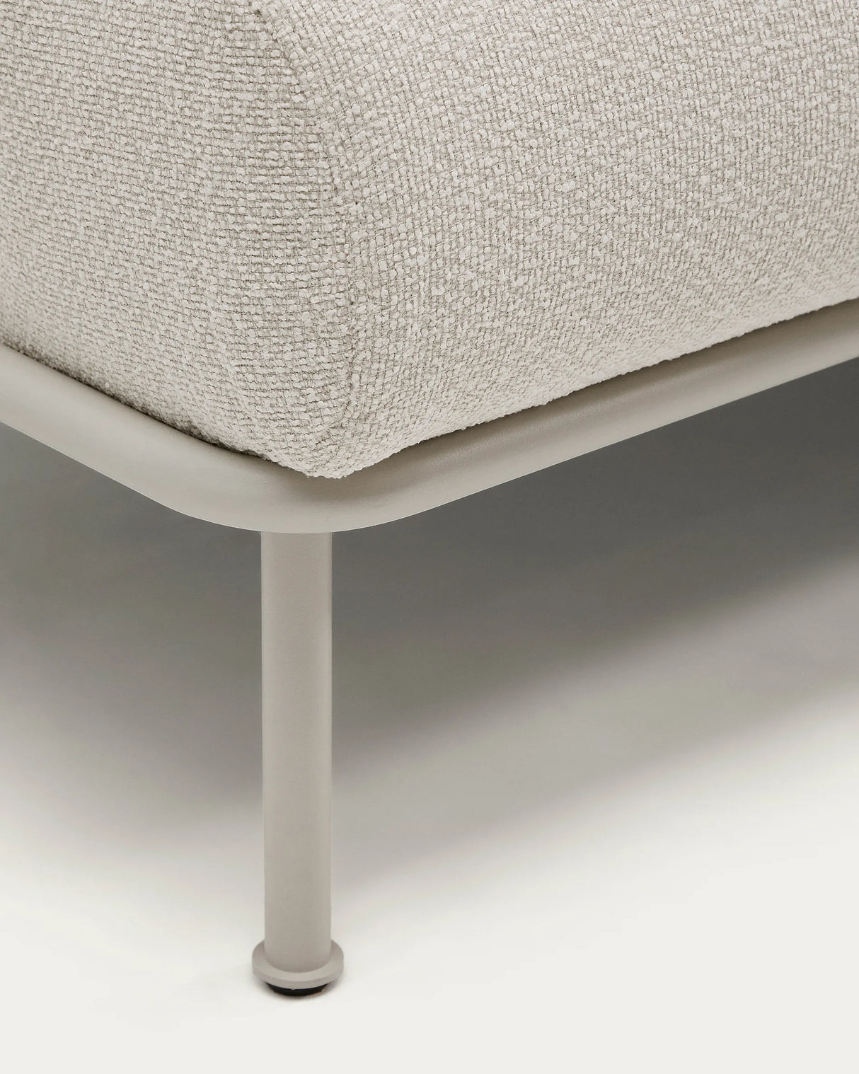 2-Sitzer-Sofa Aurum aus ecrufarbener Chenille mit verstellbarem Kopfteil und mattbeiger Metallbasis 210 cm FSC Mix Credit von Kave Home – Produktbild 19