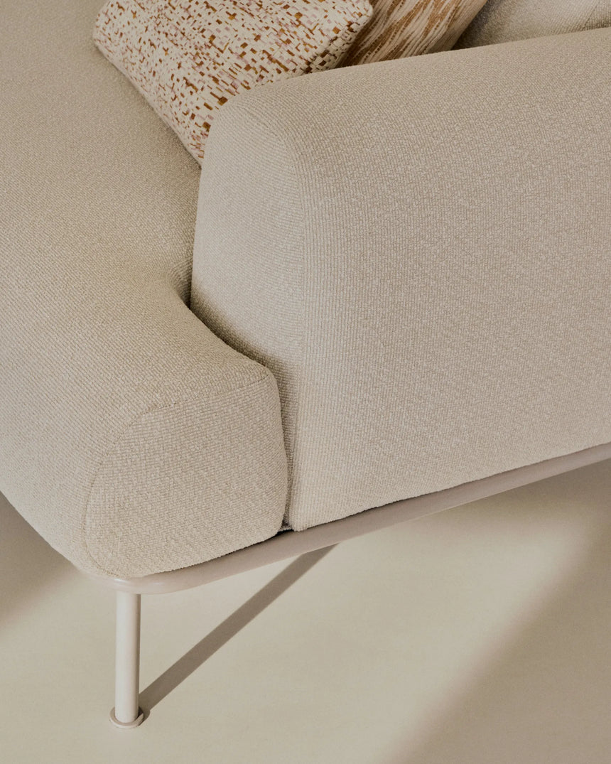 2-Sitzer-Sofa Aurum aus ecrufarbener Chenille mit verstellbarem Kopfteil und mattbeiger Metallbasis 210 cm FSC Mix Credit von Kave Home – Produktbild 3