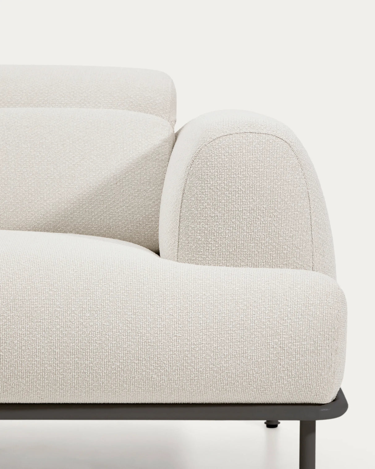 2-Sitzer-Sofa Aurum aus ecrufarbener Chenille mit verstellbarem Kopfteil und mattgrauer Metallbasis 210 cm FSC Mix Credit von Kave Home – Produktbild 14