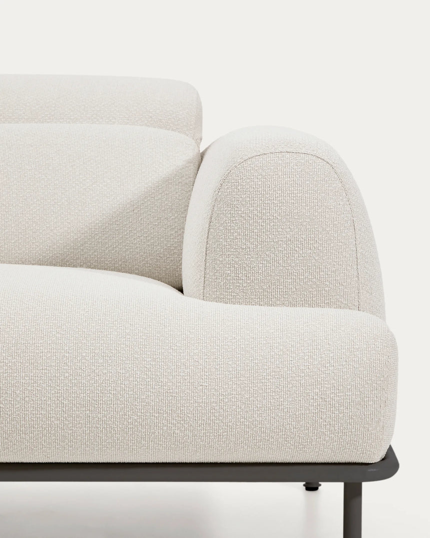 2-Sitzer-Sofa Aurum aus ecrufarbener Chenille mit verstellbarem Kopfteil und mattgrauer Metallbasis 210 cm FSC Mix Credit von Kave Home – Produktbild 14