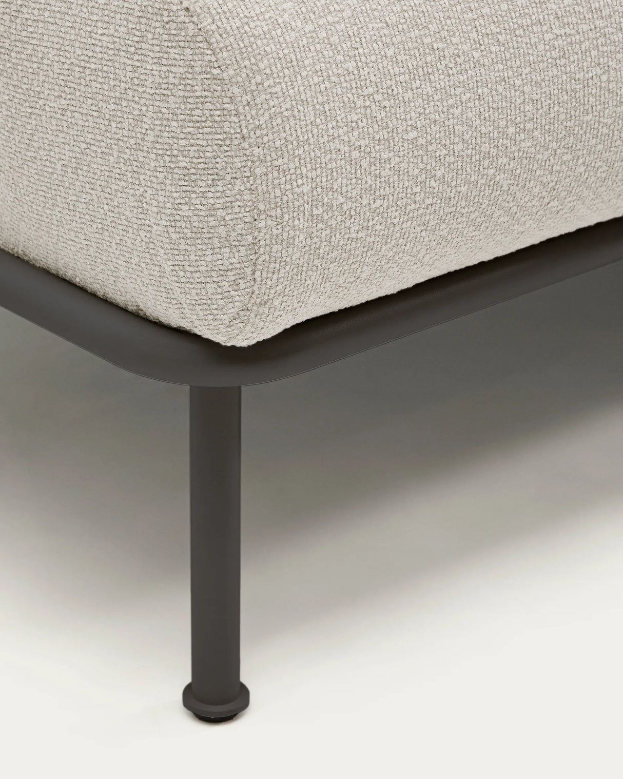 2-Sitzer-Sofa Aurum aus ecrufarbener Chenille mit verstellbarem Kopfteil und mattgrauer Metallbasis 210 cm FSC Mix Credit von Kave Home – Produktbild 17