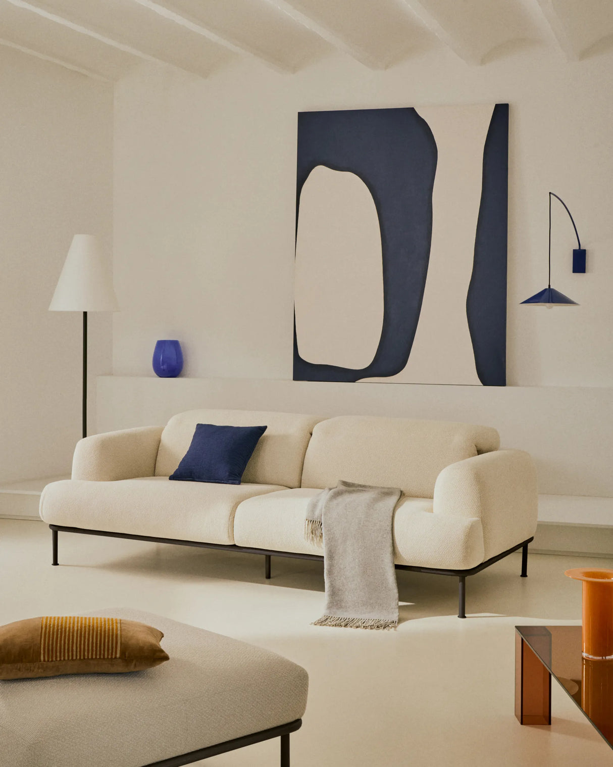 2-Sitzer-Sofa Aurum aus ecrufarbener Chenille mit verstellbarem Kopfteil und mattgrauer Metallbasis 210 cm FSC Mix Credit von Kave Home – Produktbild 2