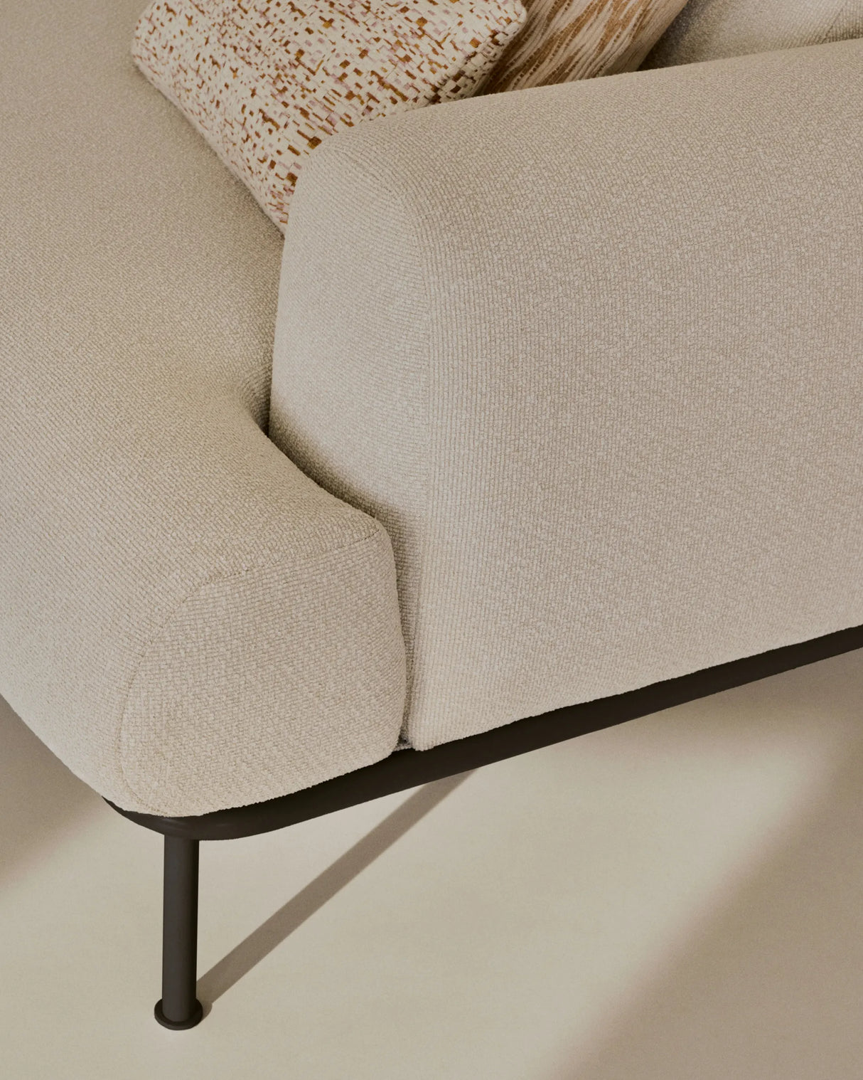 2-Sitzer-Sofa Aurum aus ecrufarbener Chenille mit verstellbarem Kopfteil und mattgrauer Metallbasis 210 cm FSC Mix Credit von Kave Home – Produktbild 3