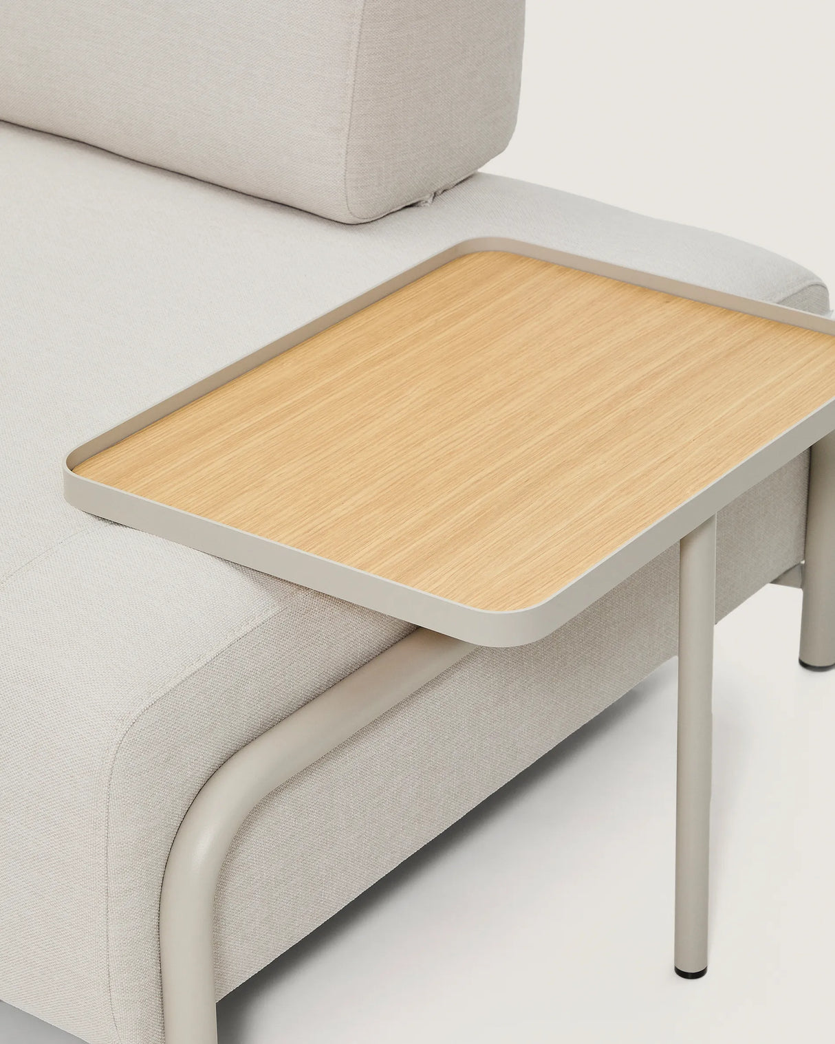 2-Sitzer-Sofa Compo aus Chenille in Ecru, großes Tablett mit Eichenfurnier und beiges Metallgestell 200 cm FSC Mix Credit von Kave Home – Produktbild 2