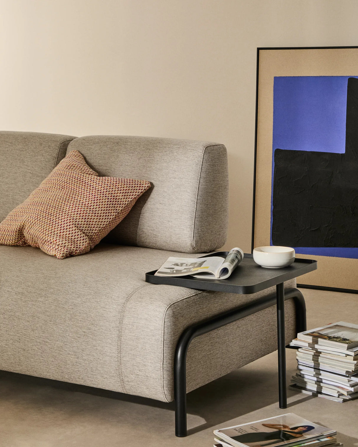 2-Sitzer-Sofa Compo in Graubeige mit großem Tablett und schwarzem Metallgestell 200 cm FSC Mix Credit von Kave Home – Produktbild 2