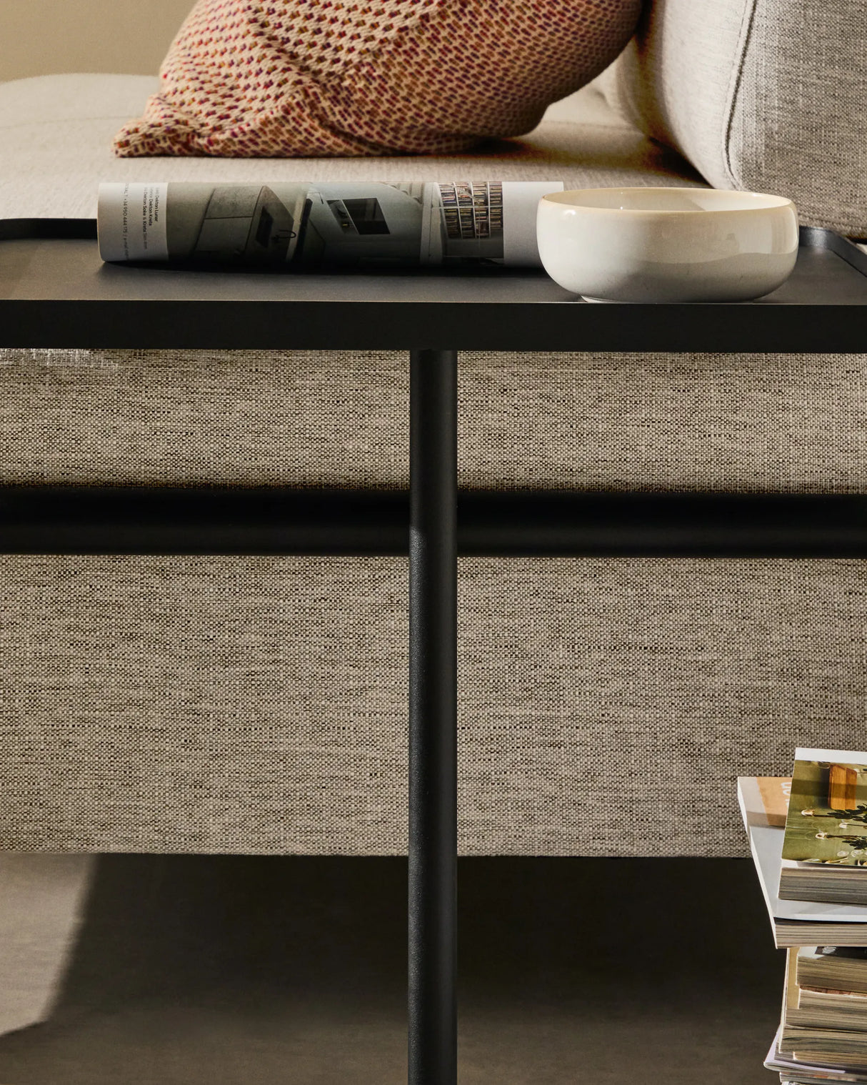 2-Sitzer-Sofa Compo in Graubeige mit großem Tablett und schwarzem Metallgestell 200 cm FSC Mix Credit von Kave Home – Produktbild 3