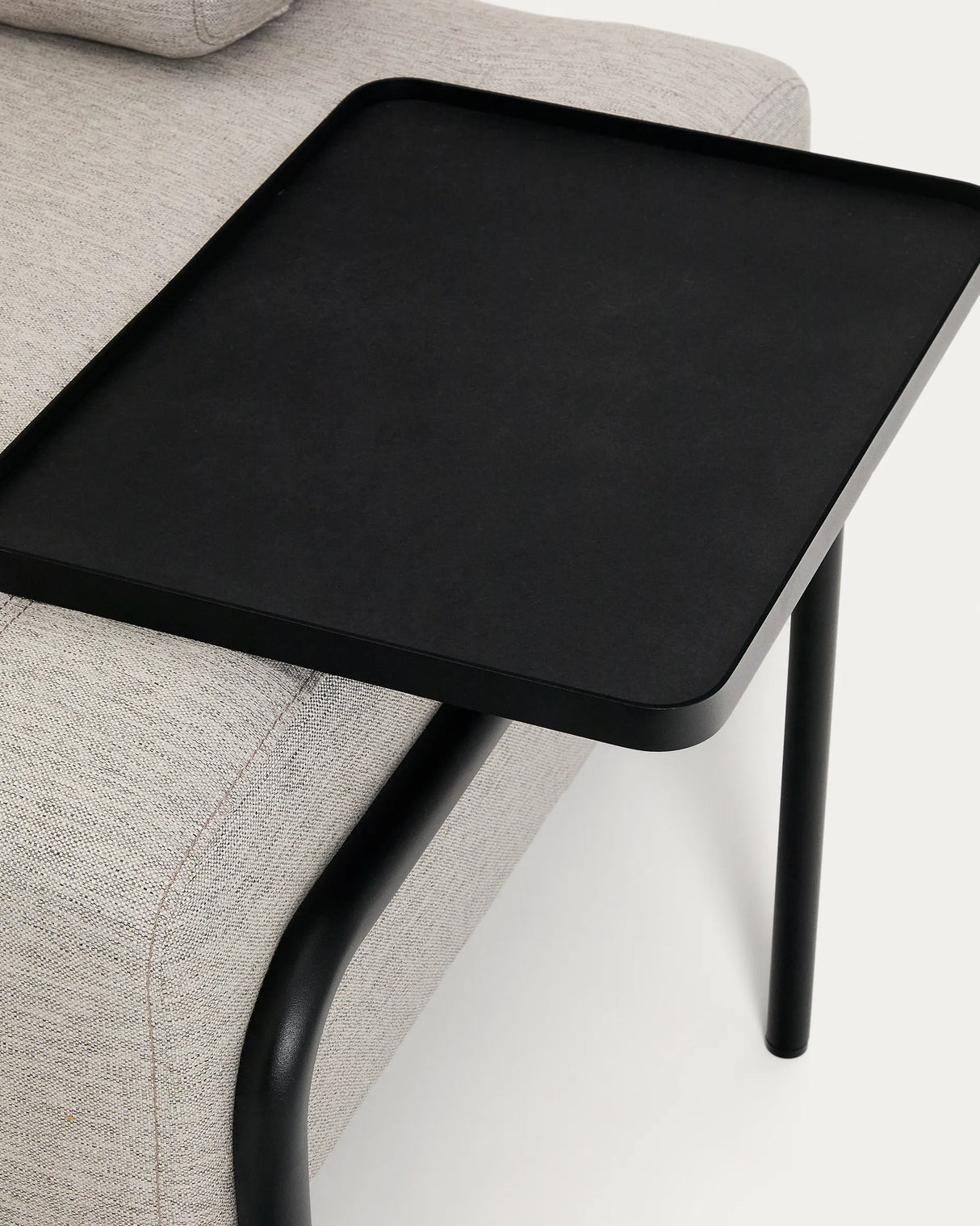2-Sitzer-Sofa Compo in Graubeige mit großem Tablett und schwarzem Metallgestell 200 cm FSC Mix Credit von Kave Home – Produktbild 8
