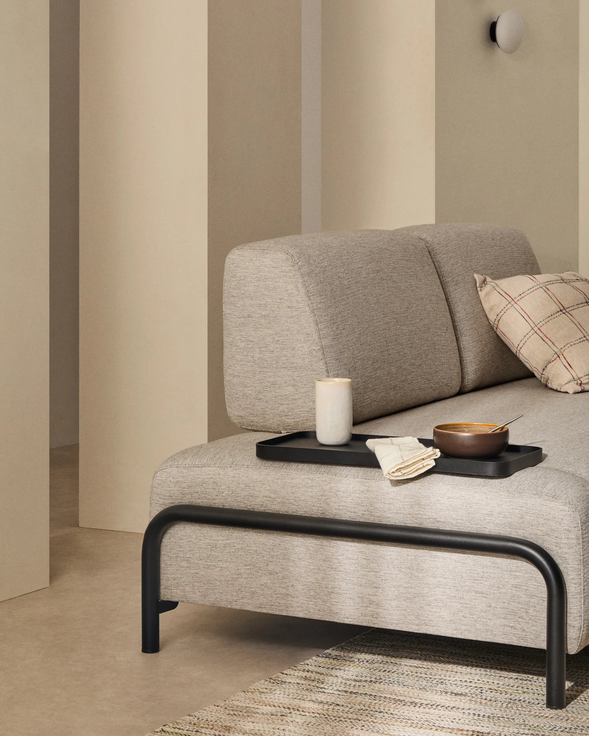 2-Sitzer-Sofa Compo in Graubeige mit kleinem Tablett und schwarzem Metallgestell 200 cm FSC Mix Credit von Kave Home – Produktbild 2