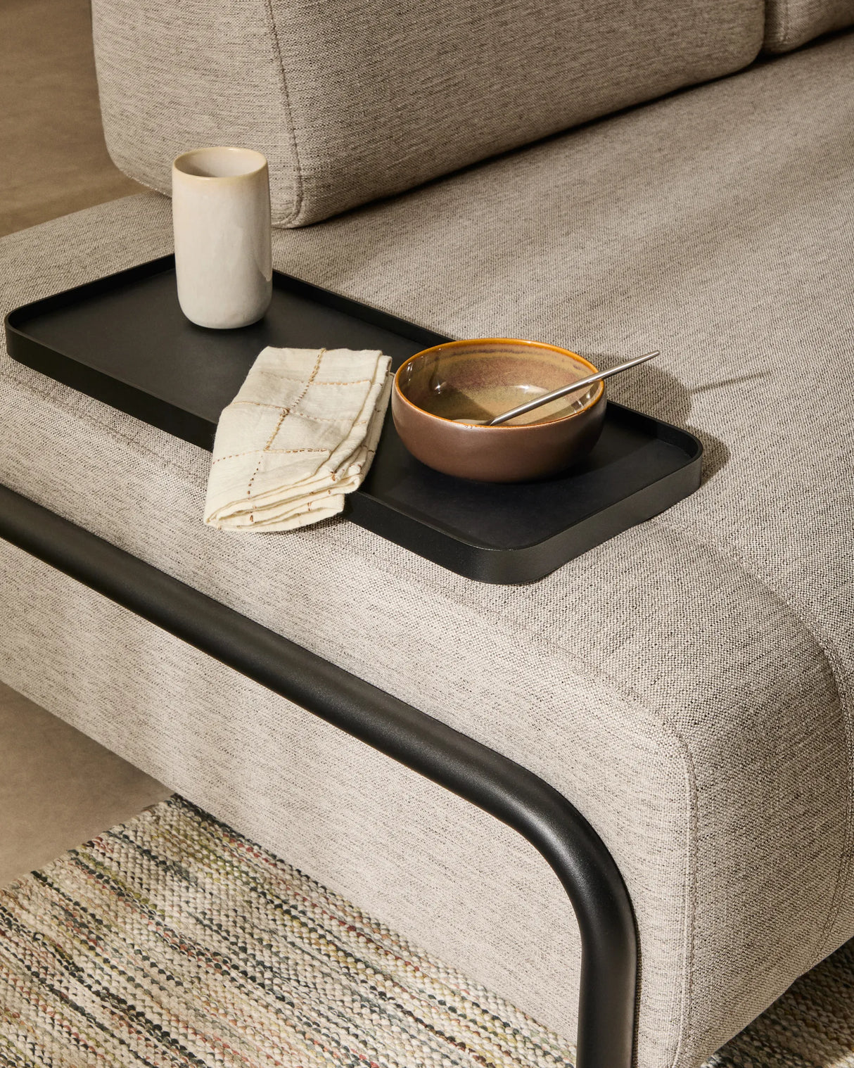 2-Sitzer-Sofa Compo in Graubeige mit kleinem Tablett und schwarzem Metallgestell 200 cm FSC Mix Credit von Kave Home – Produktbild 3