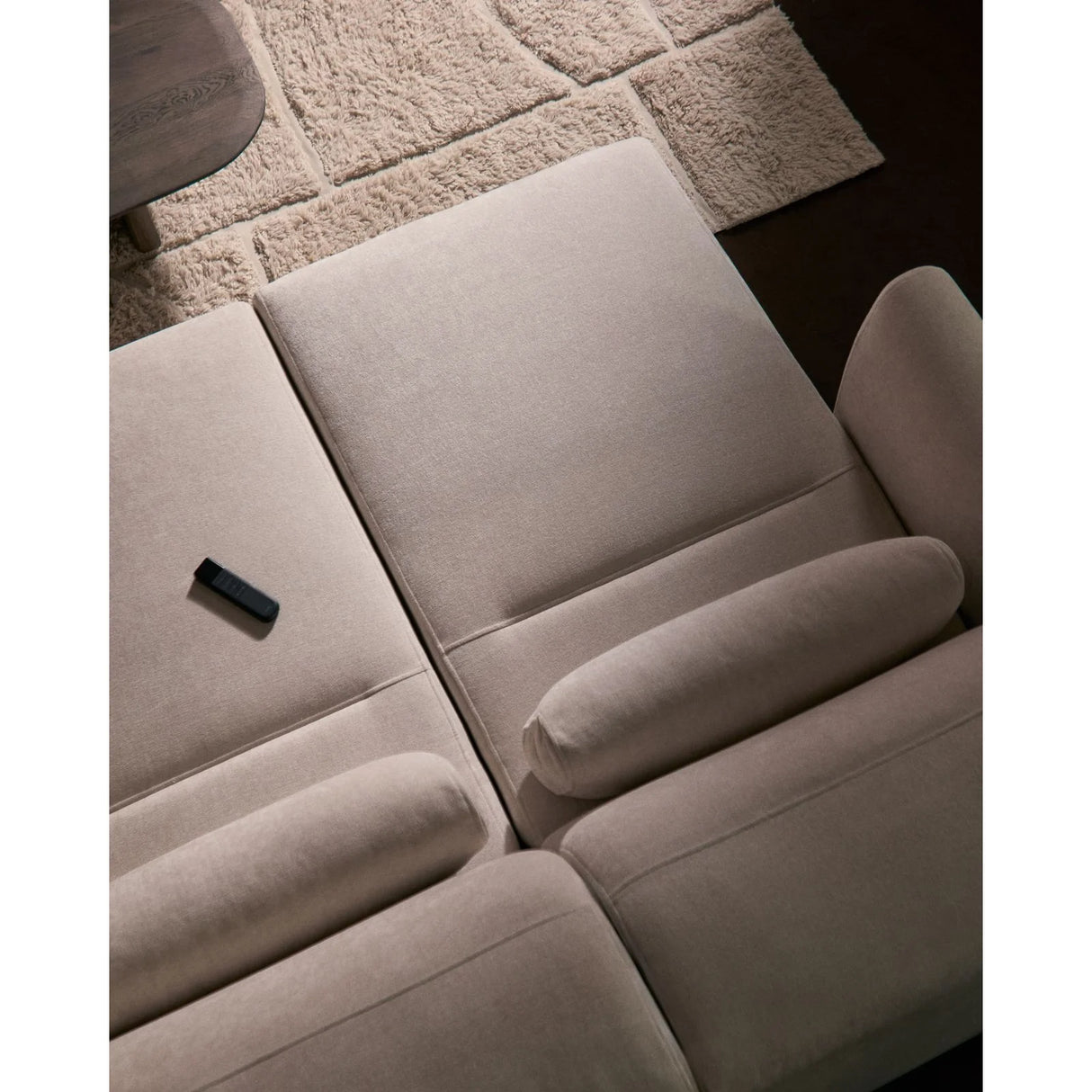 2-Sitzer-Sofa Lares mit elektrisch ausfahrbaren Sitzen und verstellbarer Kopfstütze in beiger Chenille, 180 cm von Kave Home – Produktbild 3