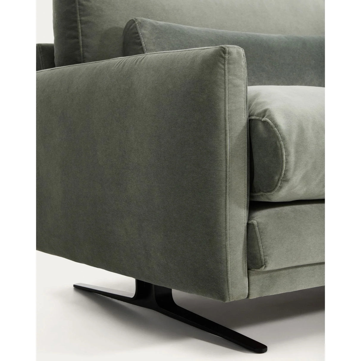 2-Sitzer-Sofa Veliro aus grünem Samt mit Stahlbeinen in schwarzer Ausführung, 210 cm FSC Mix Credit von Kave Home – Bild 10