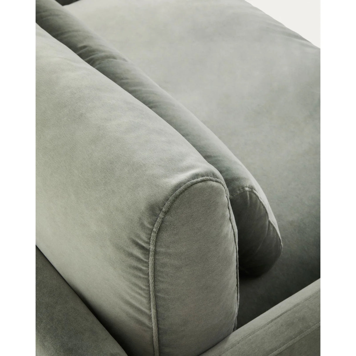 2-Sitzer-Sofa Veliro aus grünem Samt mit Stahlbeinen in schwarzer Ausführung, 210 cm FSC Mix Credit von Kave Home – Bild 11