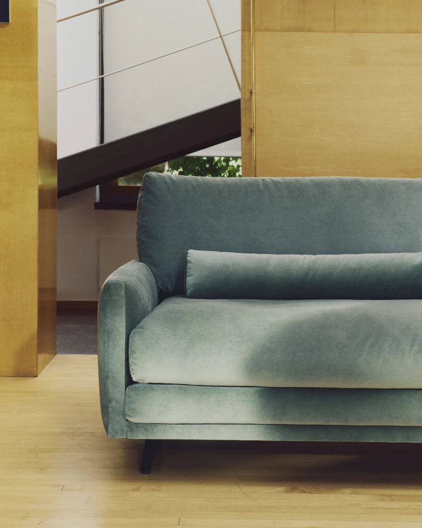 2-Sitzer-Sofa Veliro aus grünem Samt mit Stahlbeinen in schwarzer Ausführung, 210 cm FSC Mix Credit von Kave Home – Bild 2