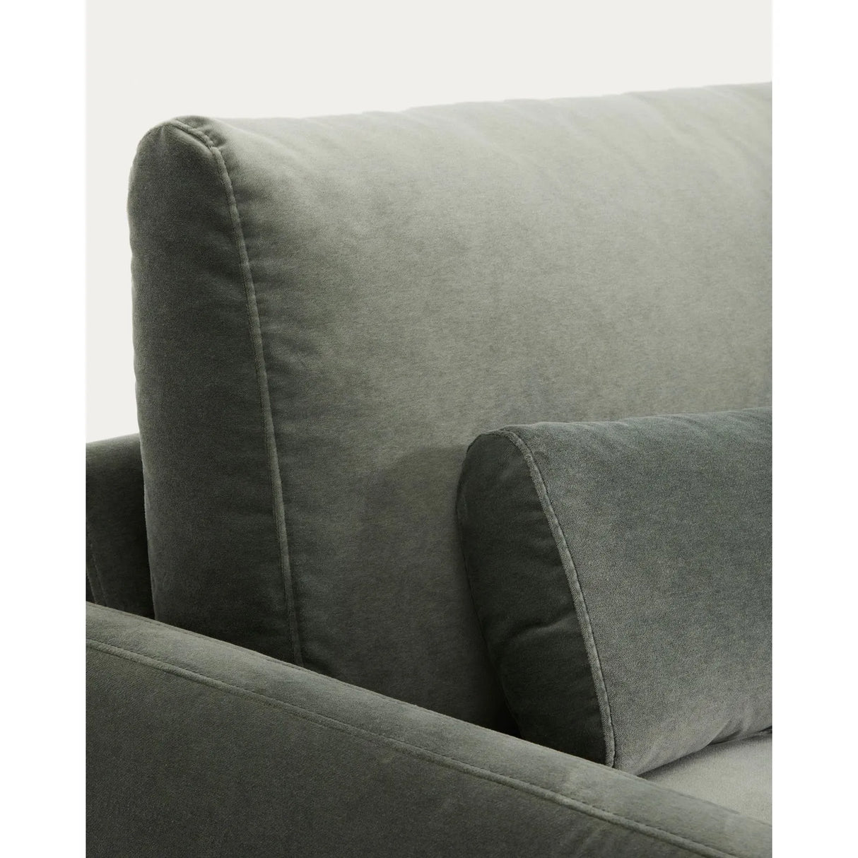 2-Sitzer-Sofa Veliro aus grünem Samt mit Stahlbeinen in schwarzer Ausführung, 210 cm FSC Mix Credit von Kave Home – Bild 9