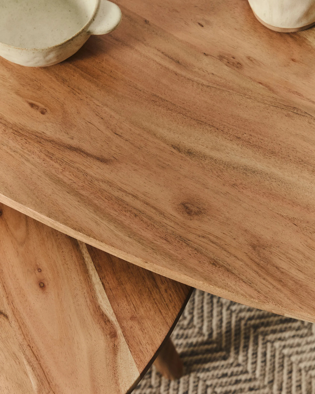 2er-Set Beistelltische Duvani aus massivem Akazienholz mit gebleichtem Finish von Kave Home – Produktbild 3