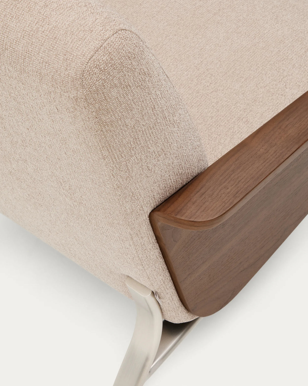 3-Sitzer-Sofa Amsen in Hellbraun aus Nussbaumsperrholz und Beinen aus em gebürsteten Edelstahl 190 cm FSC 100 % von Kave Home – Produktbild 10