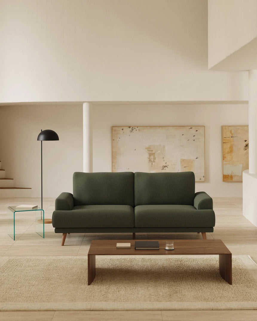 3-Sitzer-Sofa Karin in Dunkelgrün mit Beinen aus massivem Buchenholz 231 cm von Kave Home – Produktbild 2