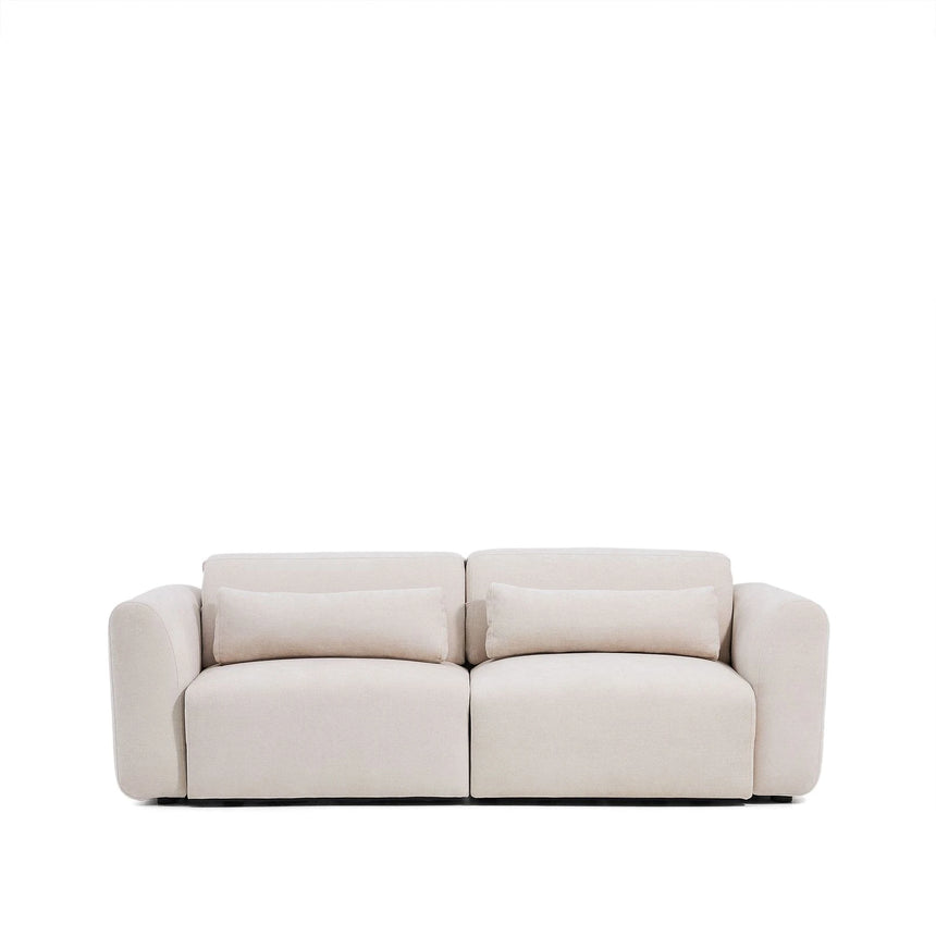 3-Sitzer-Sofa Lares mit elektrisch ausfahrbaren Sitzen und verstellbarer Kopfstütze in beiger Chenille, 240 cm von Kave Home – Produktbild 1