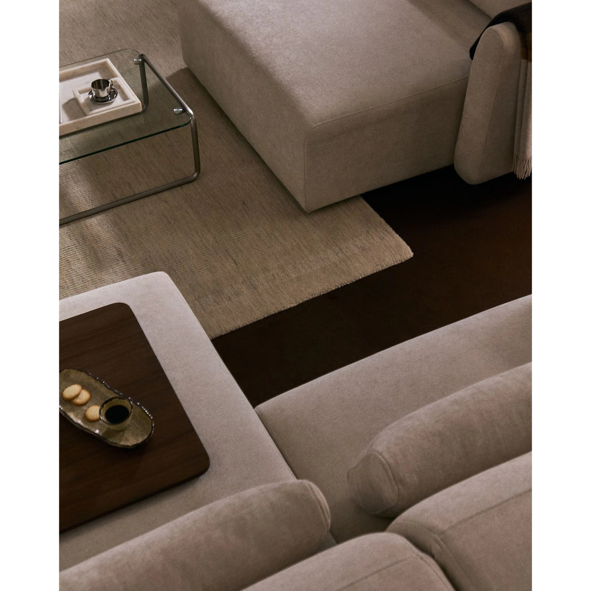 3-Sitzer-Sofa Lares mit elektrisch ausfahrbaren Sitzen und verstellbarer Kopfstütze in beiger Chenille, 240 cm von Kave Home – Produktbild 3