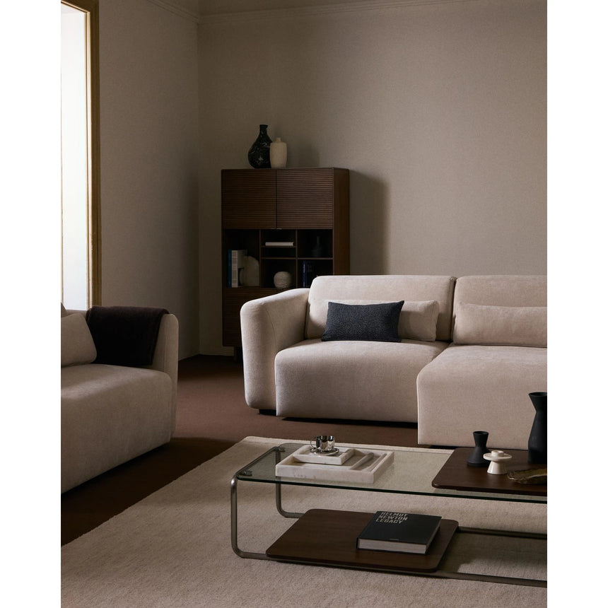 3-Sitzer-Sofa Lares mit elektrisch ausfahrbaren Sitzen und verstellbarer Kopfstütze in beiger Chenille, 240 cm von Kave Home – Produktbild 4