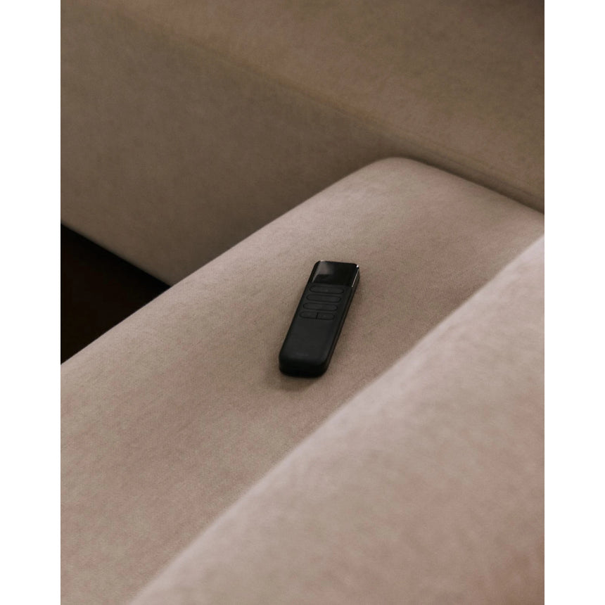 3-Sitzer-Sofa Lares mit elektrisch ausfahrbaren Sitzen und verstellbarer Kopfstütze in beiger Chenille, 240 cm von Kave Home – Produktbild 5