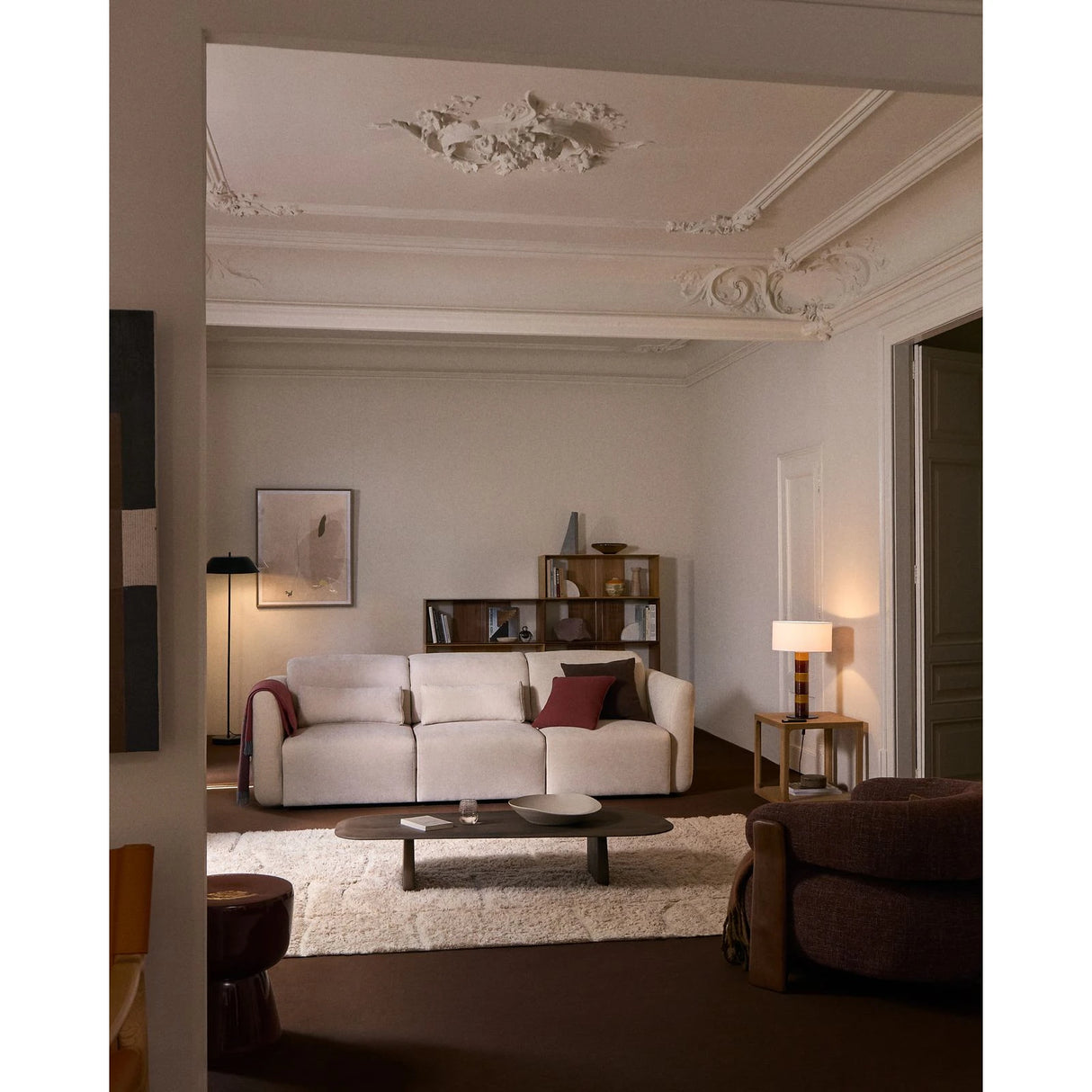 3-Sitzer-Sofa Lares mit elektrisch ausfahrbaren Sitzen und verstellbarer Kopfstütze in beiger Chenille, 255 cm von Kave Home – Produktbild 2