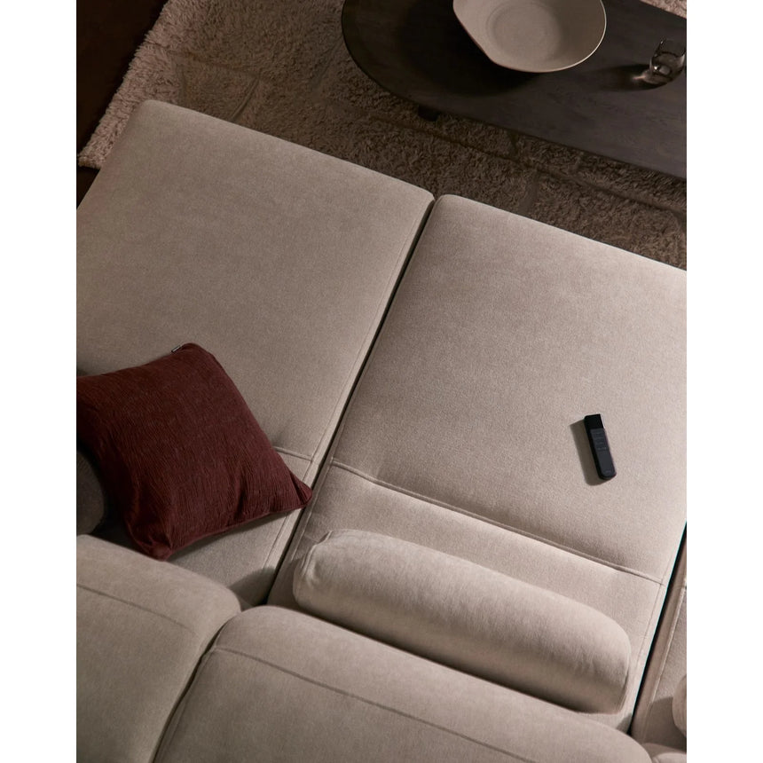 3-Sitzer-Sofa Lares mit elektrisch ausfahrbaren Sitzen und verstellbarer Kopfstütze in beiger Chenille, 255 cm von Kave Home – Produktbild 4
