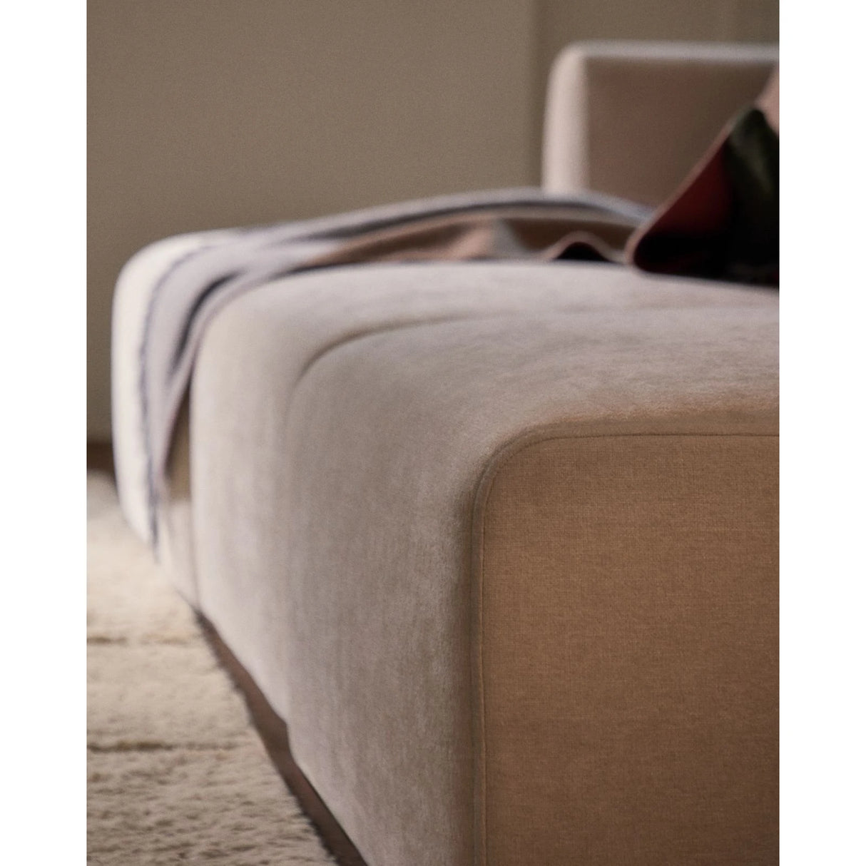 3-Sitzer-Sofa Lares mit elektrisch ausfahrbaren Sitzen und verstellbarer Kopfstütze in beiger Chenille, 255 cm von Kave Home – Produktbild 5