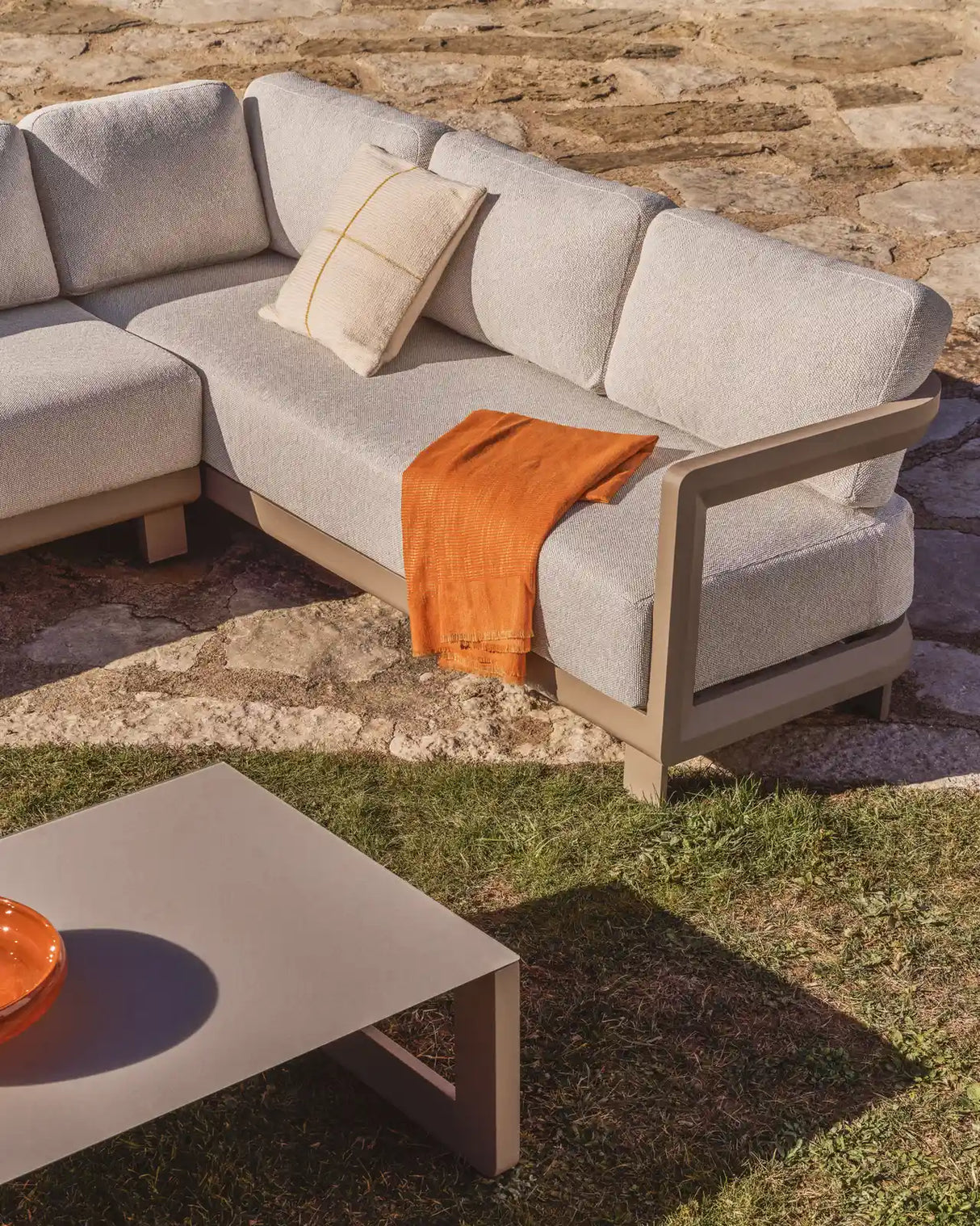 3-Sitzer-Sofa Nerano aus Aluminium in Taupe, 208 cm von Kave Home – Bild 3