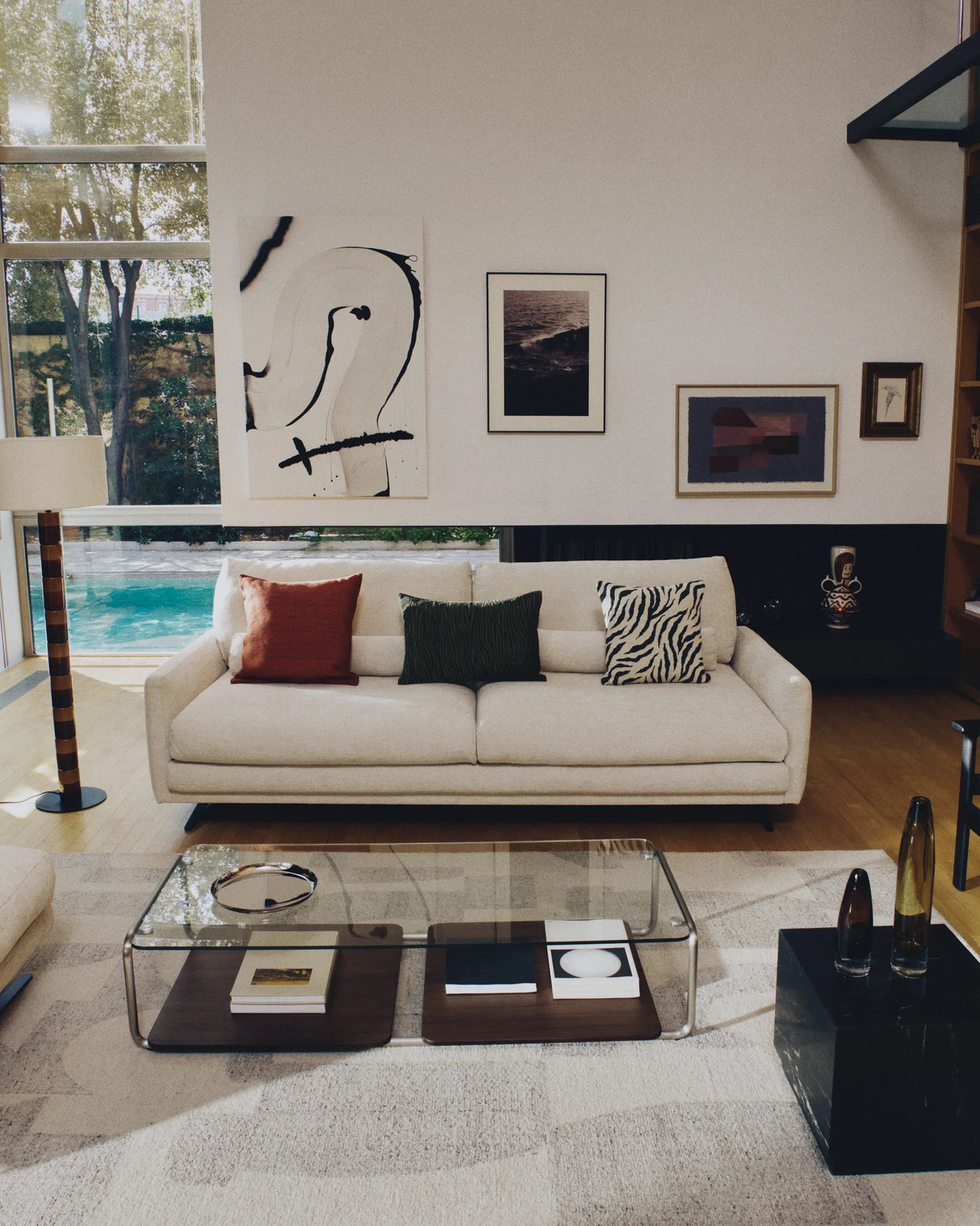 3-Sitzer-Sofa Veliro aus beiger Chenille mit schwarzen Stahlbeinen, 240 cm, FSC Mix Credit von Kave Home – Produktbild 2