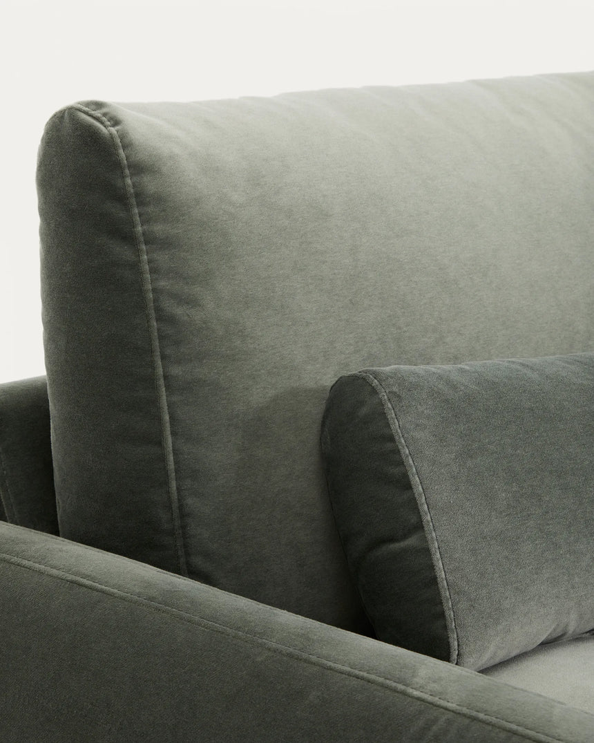 3-Sitzer-Sofa Veliro aus grünem Samt mit Stahlbeinen in schwarzer Ausführung, 240 cm, FSC Mix Credit von Kave Home – Produktbild 10