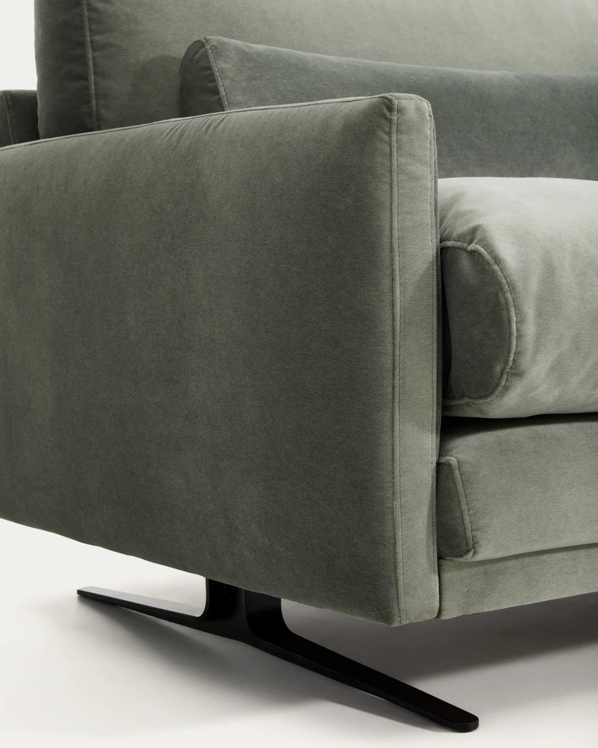 3-Sitzer-Sofa Veliro aus grünem Samt mit Stahlbeinen in schwarzer Ausführung, 240 cm, FSC Mix Credit von Kave Home – Produktbild 11