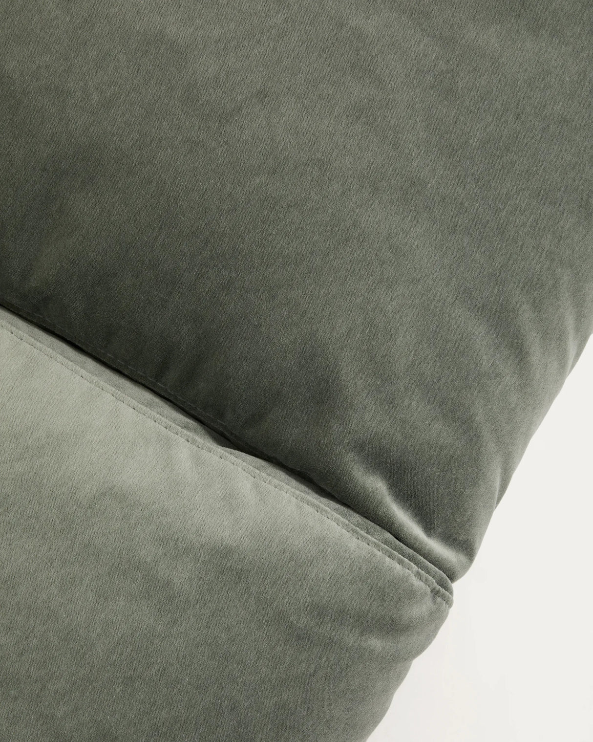 3-Sitzer-Sofa Veliro aus grünem Samt mit Stahlbeinen in schwarzer Ausführung, 240 cm, FSC Mix Credit von Kave Home – Produktbild 13