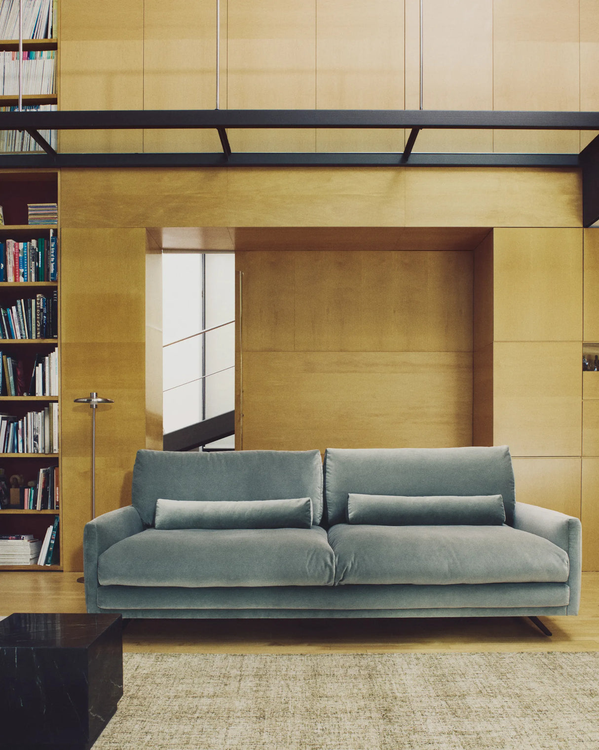 3-Sitzer-Sofa Veliro aus grünem Samt mit Stahlbeinen in schwarzer Ausführung, 240 cm, FSC Mix Credit von Kave Home – Produktbild 3