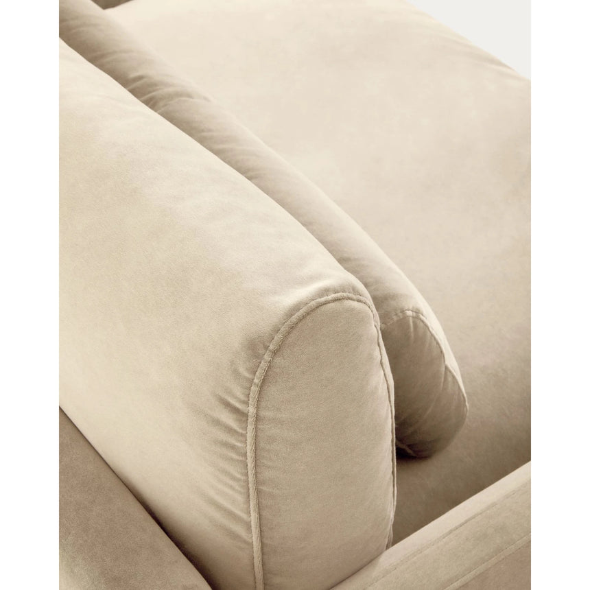 3-Sitzer-Sofa Veliro aus perlfarbenem Samt mit Stahlbeinen in schwarzer Ausführung, 240 cm FSC Mix Credit von Kave Home – Bild 10