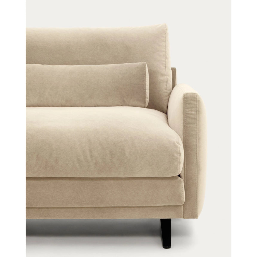 3-Sitzer-Sofa Veliro aus perlfarbenem Samt mit Stahlbeinen in schwarzer Ausführung, 240 cm FSC Mix Credit von Kave Home – Bild 7