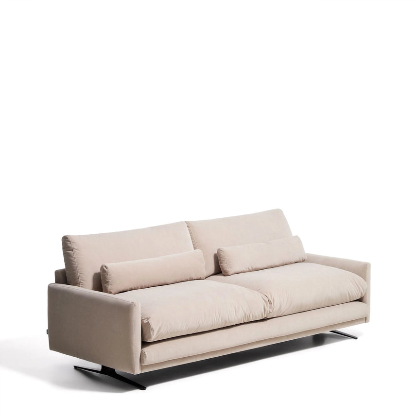 3-Sitzer-Sofa Veliro, schwer entflammbar, mit perlweißem Samt und Stahlbeinen mit schwarzem Finish, 240 cm, FSC Mix Credit von Kave Home – Bild 5