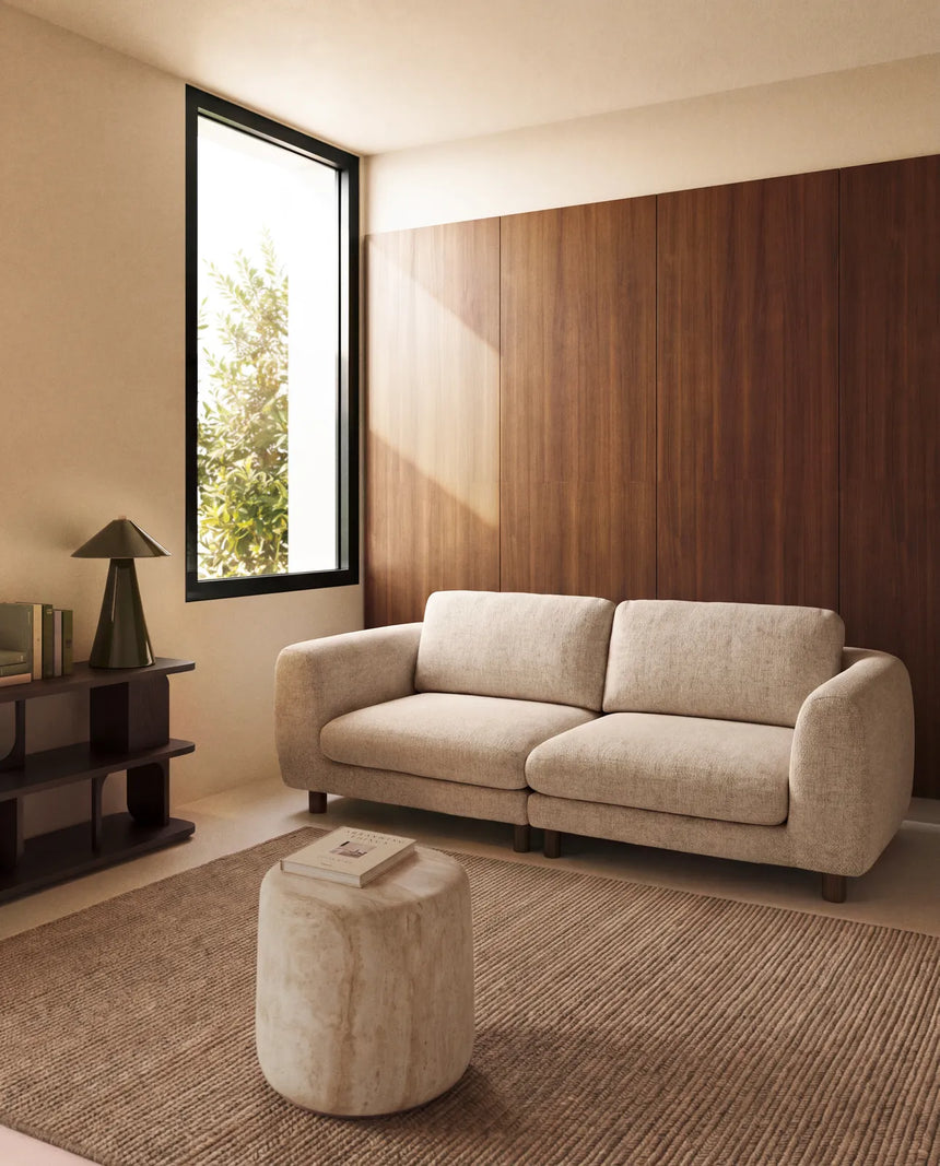 3-Sitzer Sofa Vera in Beige mit Beinen aus massivem Eschenholz mit Nussbaum-Finish, 230 cm, FSC Mix Credit von Kave Home – Bild 2