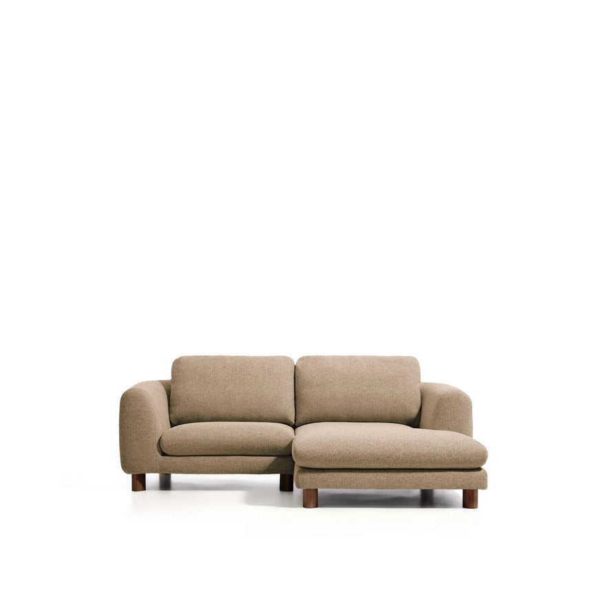 3-Sitzer Sofa Vera mit Chaiselongue rechts mit Beinen aus massivem Eschenholz mit Nussbaum-Finish, 232 cm, FSC Mix Credit von Kave Home – Bild 1