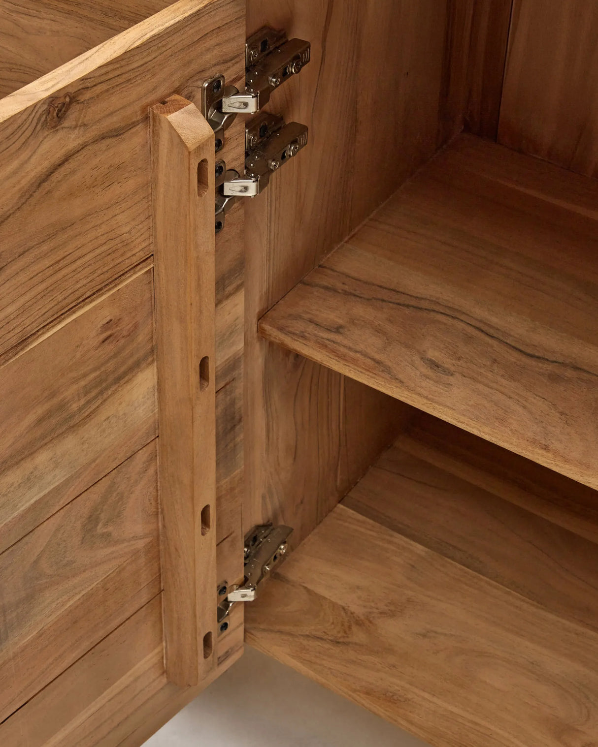 3-türiges Sideboard Uxue aus massivem Akazienholz mit gebleichtem Finish 150 x 88 cm von Kave Home – Produktbild 8