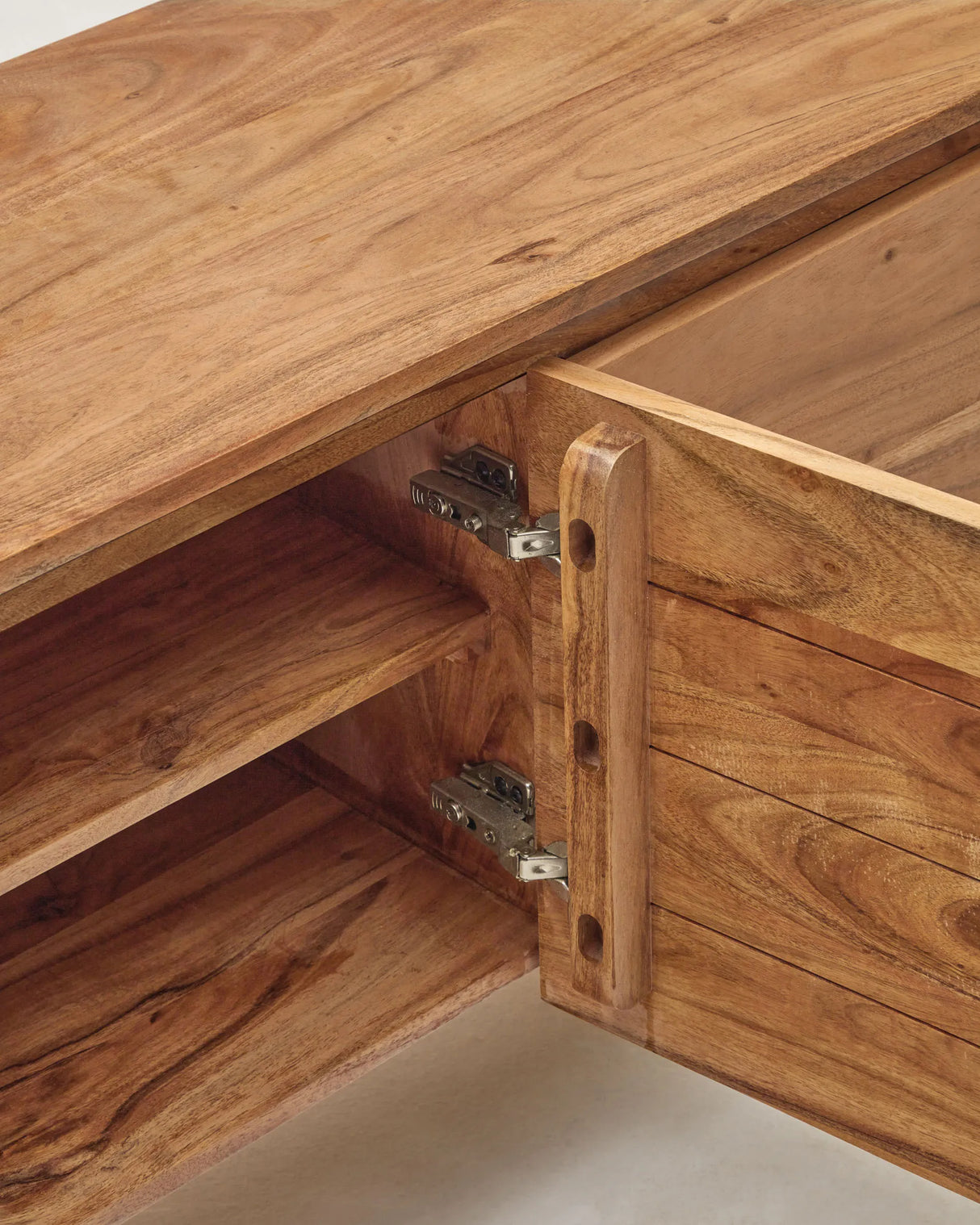 3-türiges TV-Möbel Uxue aus massivem Akazienholz mit gebleichtem Finish 150 x 58 cm von Kave Home – Produktbild 8