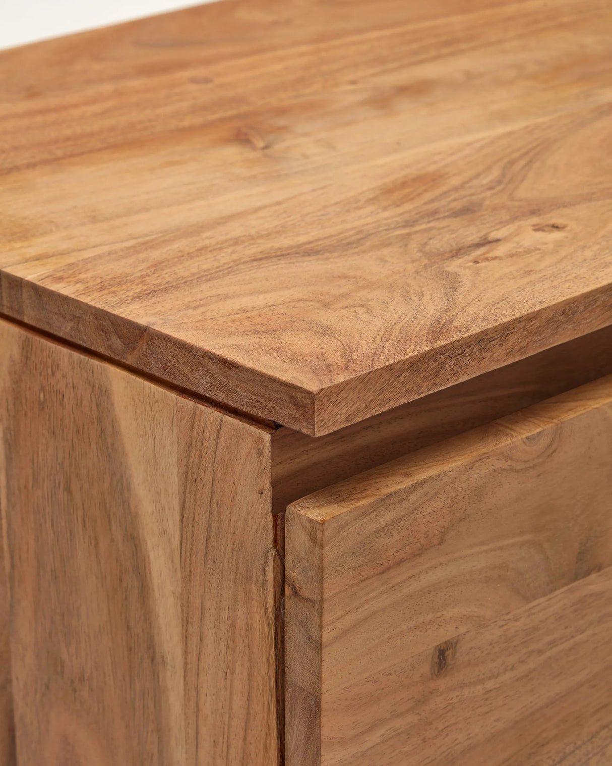 3-türiges TV-Möbel Uxue aus massivem Akazienholz mit gebleichtem Finish 150 x 58 cm von Kave Home – Produktbild 9